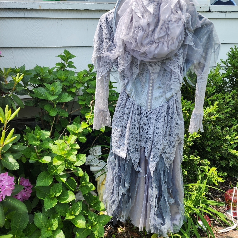 Spooked EUC Sz M 10 Elegant Lace Dress with Ruffled Details & Hat